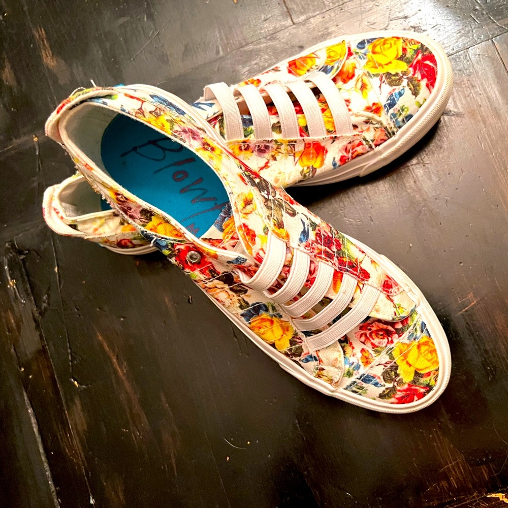 Blowfish no tie sneakers